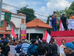 Demo di Kejari Sidoarjo, Warga Banjarkemantren Tuntut Keadilan Soal Pungli PTSL