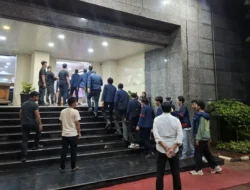Aksi Mahasiswa Berujung Ricuh di Balai Kota, 7 Polisi Luka dan 93 Orang Diamankan