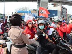 Bukan Hanya Jaga Keamanan, Polwan Tanjung Priok Tunjukkan Empati dalam Aksi Hari Buruh 2025