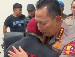 Kapolri Sampaikan Penyesalan Mendalam, Isak Tangis Warnai Pertemuan dengan Keluarga Korban