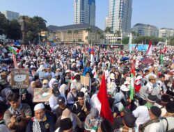 Ribuan Warga Kibarkan Bendera Palestina di Patung Kuda, Suarakan “Indonesia Melawan Genosida”