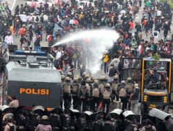 Tindak Kekerasan Polisi Tuai Kritik Dema UIN, Reformasi Pengamanan Aksi Didengungkan