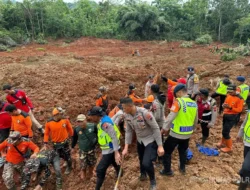 Polda Jateng Kerahkan 155 Anggota–4 Anjing Pelacak Telusuri Reruntuhan Longsor Cilacap