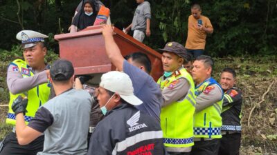 Aksi Heroik Polres Padang Panjang: Evakuasi Jenazah Korban Bencana Melewati Jalur Maut yang Terputus