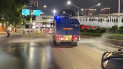 water-cannon-brimob-polda-metro-jaya-semprot-jalanan-kurangi-sebaran-abu-anak-krakatau-1788707160085_169 water-cannon-brimob-polda-metro-jaya-semprot-jalanan-kurangi-sebaran-abu-anak-krakatau-1788707160085_169
